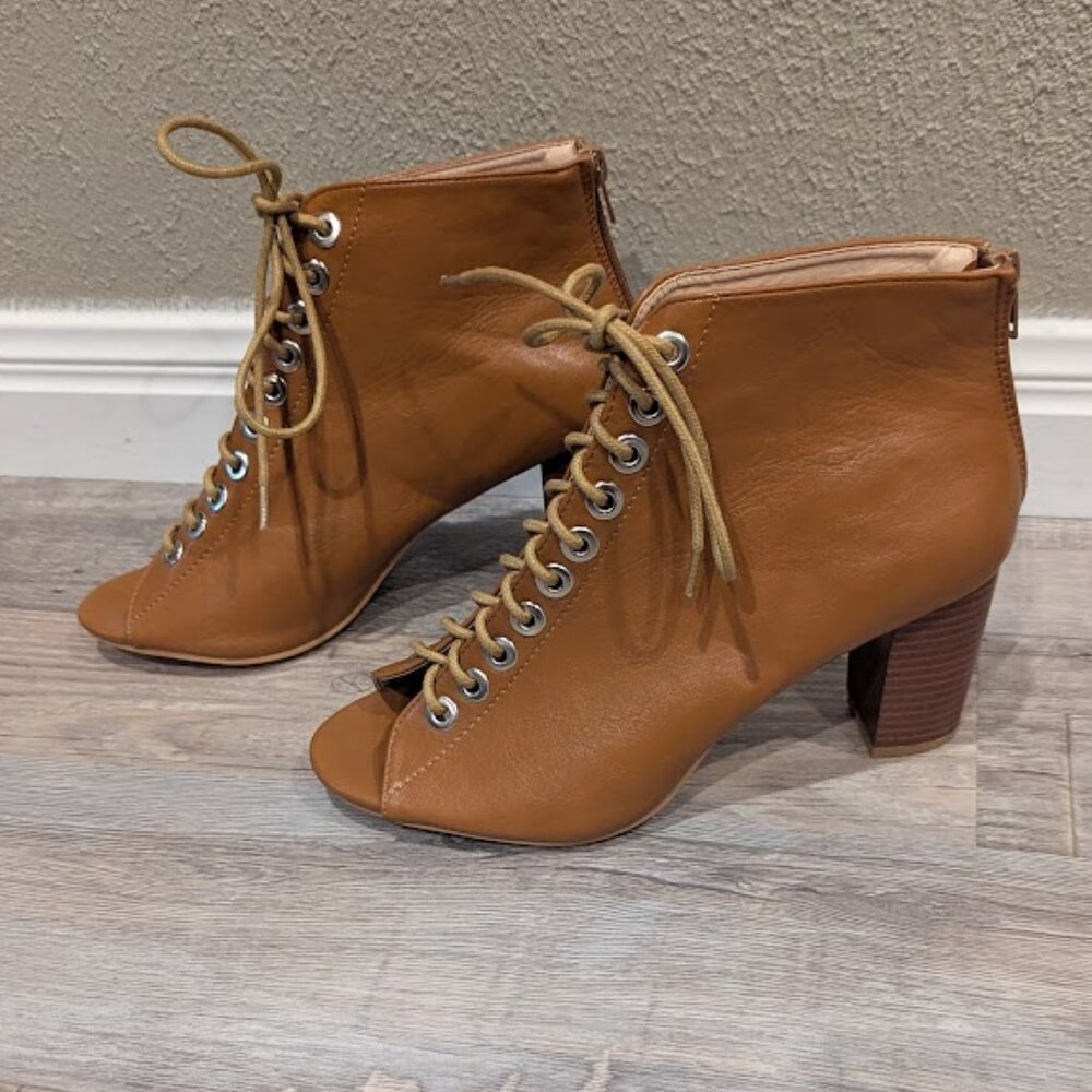 Womenβs Lace-Up Heeled Booties β Size 8.5
